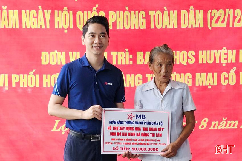 Đại diện Ngân hàng TMCP Quân đội trao tiền hỗ trợ làm nhà cho bà Đặng Thị Lâm ở xã Thạch Mỹ (Lộc Hà).
