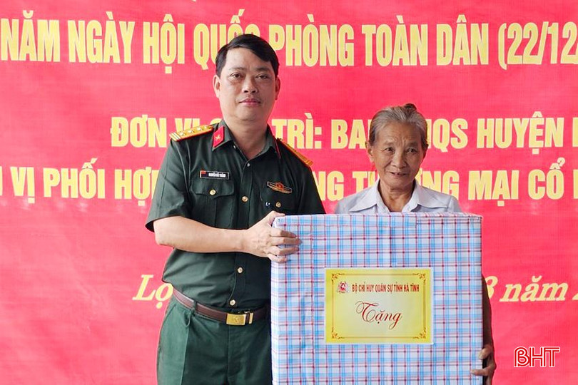 Đại diện Bộ CHQS tỉnh tặng quà cho bà Đặng Thị Lâm.