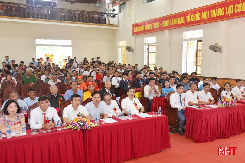 Các đại biểu, con cháu trong dòng họ và Nhân dân trong vùng đến dự lễ đón bằng.
