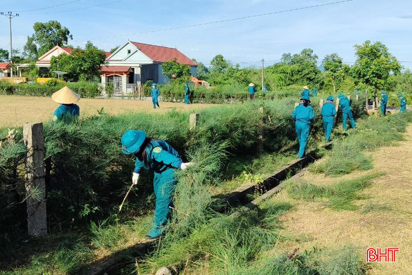 Các chiến sĩ dân quân biển xã Kỳ Xuân (huyện Kỳ Anh) tham gia xây dựng NTM.