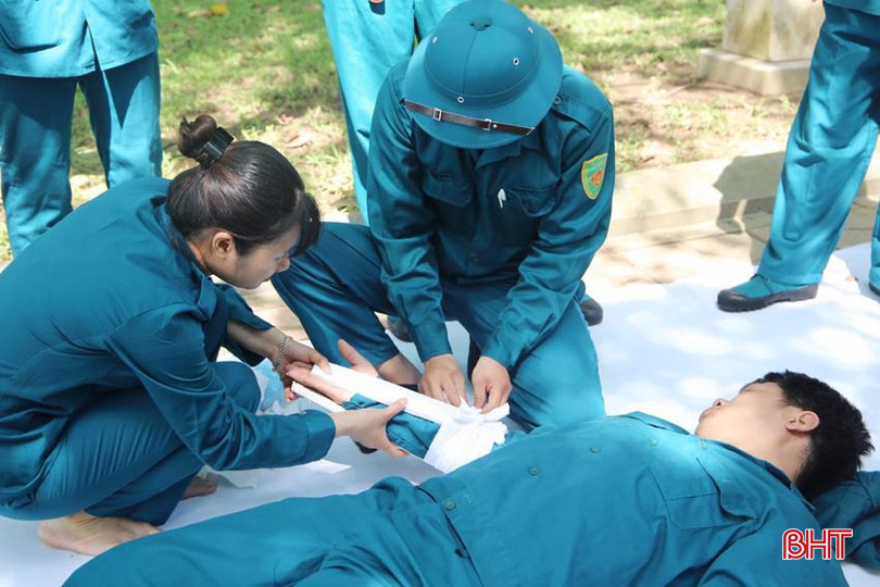 Dân quân phường Đại Nài (TP Hà Tĩnh) thực hành kỹ thuật cứu thương.