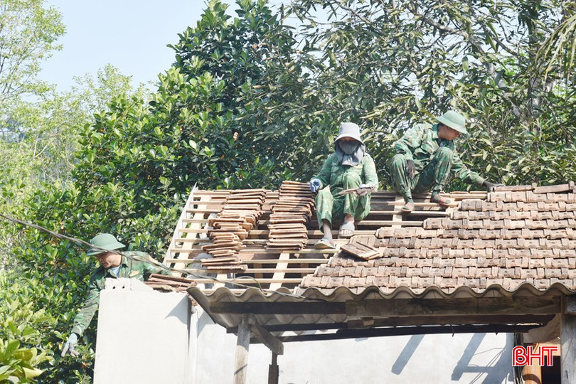 bqbht_br_bdbp-ban-giang-giup-nguoi-dan-thon-8-xa-phu-gia-lam-nha-moi.jpg