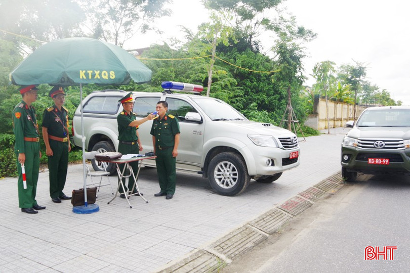 Lực lượng kiểm soát quân sự phối hợp với cán bộ Phòng Hậu cần - Kỹ thuật kiểm tra nồng độ cồn đối với người điều khiển ô tô quân sự tham gia giao thông trên đường.