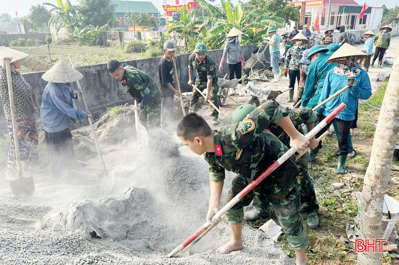 Cán bộ, chiến sĩ cùng người dân thị trấn Cẩm Xuyên chỉnh trang hạ tầng đô thị