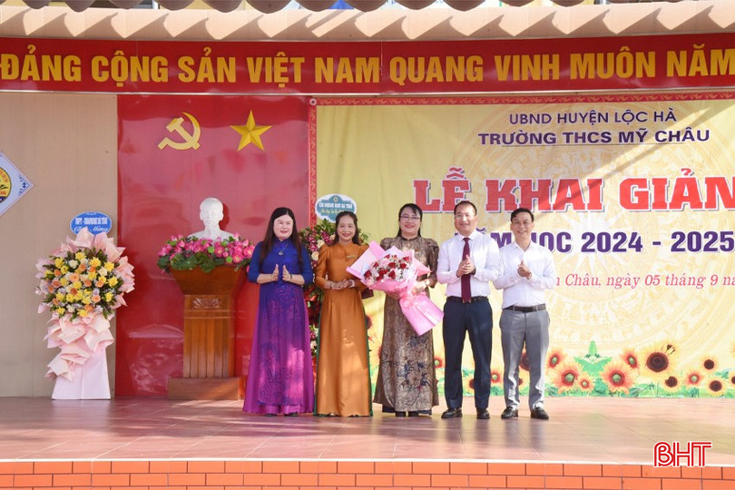 Lãnh đạo huyện Lộc Hà tặng hoa chúc mừng nhà trường.