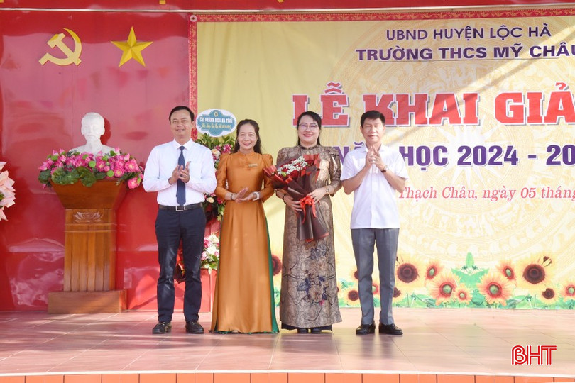 Trưởng ban Tuyên giáo Tỉnh ủy Hà Văn Hùng tặng hoa chúc mừng nhà trường.