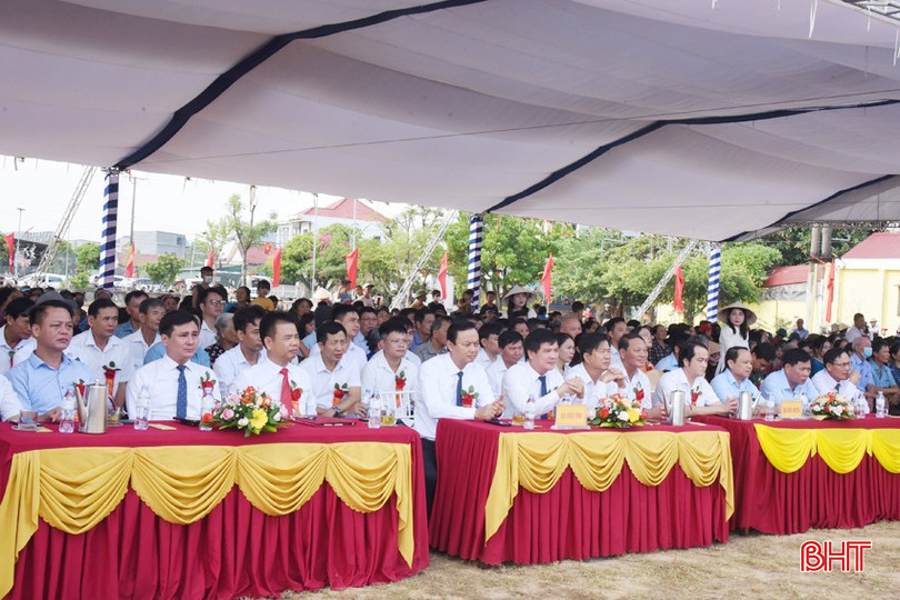 Trưởng ban Tuyên giáo Tỉnh ủy Hà Văn Hùng cùng các vị khách quý tham dự buổi lễ kỷ niệm.