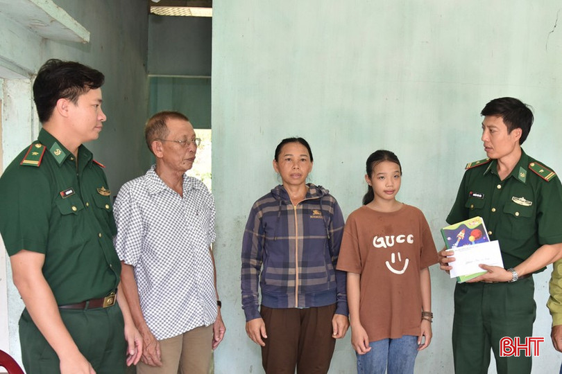 bqbht_br_bdbp-deo-ngang-bam-dia-ban-cham-lo-giup-do-cac-doi-tuong-yeu-the-dong-hanh-voi-hoc-sinh-ngheo-den-truong.jpg