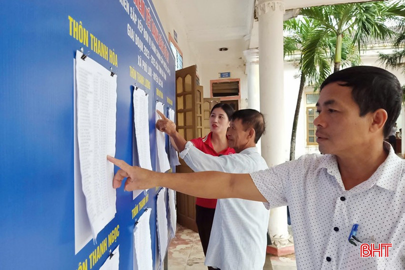 Cử tri xã Phù Lưu kiểm tra danh sách, thông tin trước ngày bỏ phiếu.