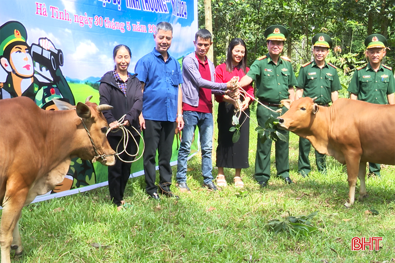 bqbht_br_bo-chi-huy-bdbp-ha-tinh-trao-tang-2-bo-giong-cho-cac-thanh-vien-cau-lac-bo-tinh-thuong-1.png