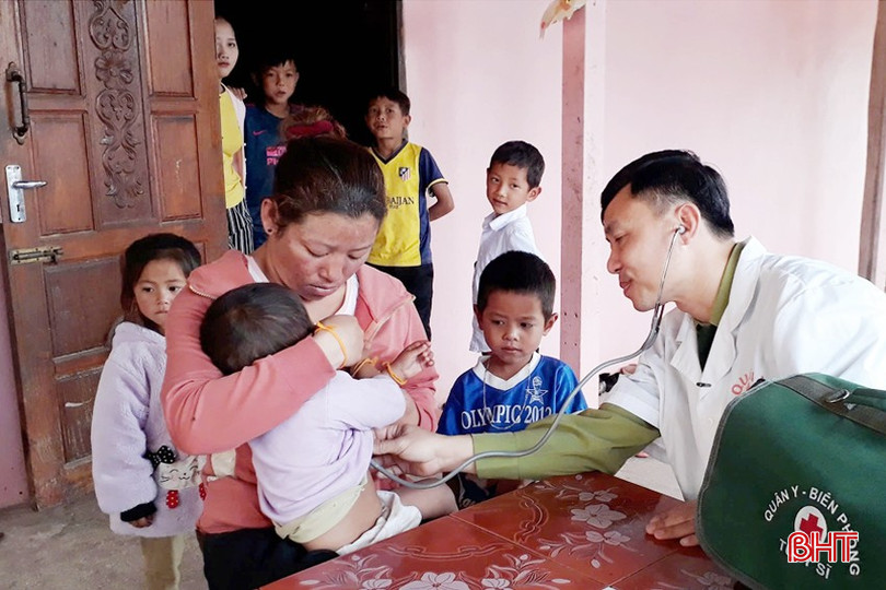 Nhờ thông thạo ngoại ngữ, am hiểu phong tục tập quán nước bạn nên Trung tá, bác sỹ Nguyễn Việt Đức cùng đồng đội hoàn thành xuất sắc các nhiệm vụ được giao.
