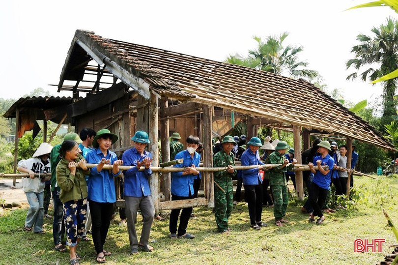 bqbht_br_can-bo-chien-si-don-bp-hoa-hai-phoi-hop-voi-doan-tn-xa-hoa-hia-thao-do-nha-cu-ra-vi-tri-khac-de-xay-nha-moi-cho-gia-dinh-ba-nguyen-thi-lieu-sn-1959-thon-10-xa-hoa-hai.jpg