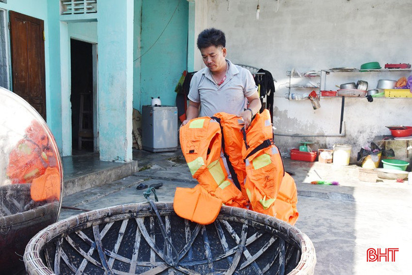 Thuyền thúng và áo phao đã trở thành những vật "bất ly thân" của anh Sơn trong những chuyến vươn khơi dài ngày.