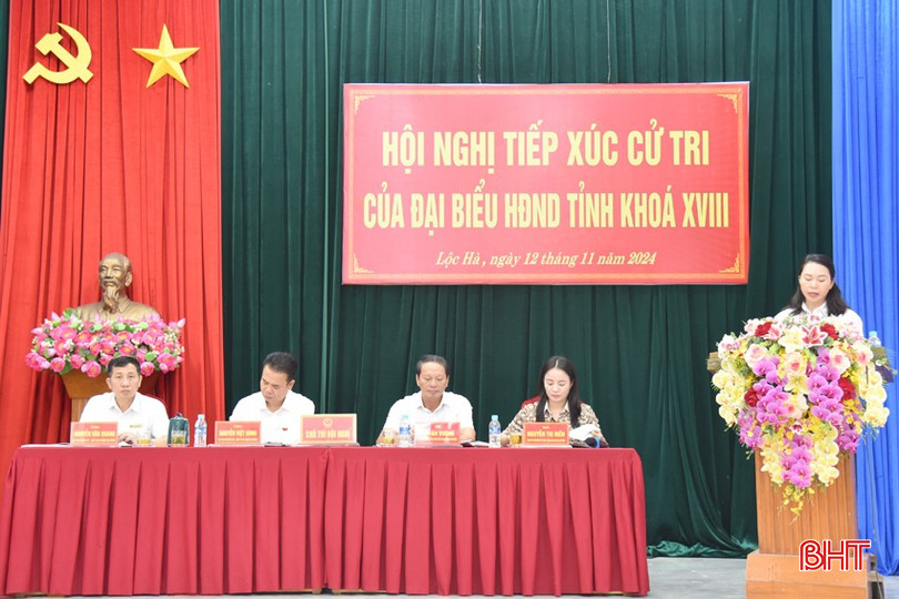Chủ trì hội nghị.
