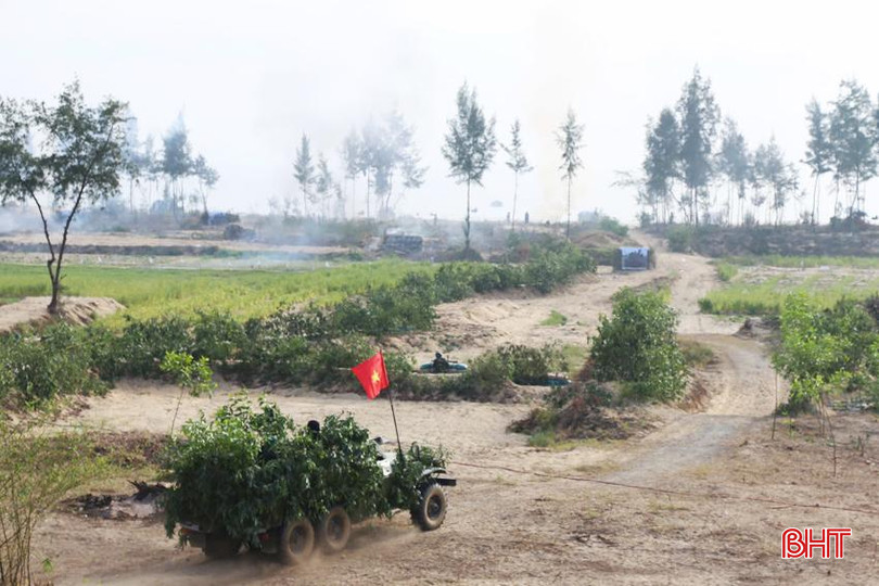 Lực lượng thiết giáp tham gia thực binh "đánh địch đổ bộ đường biển".