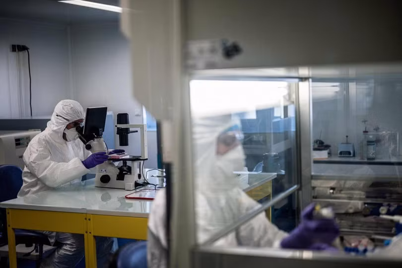 Các nhà khoa học tại phòng lab Đại học VirPath ở Lyon, Pháp , đang nghiên cứu cách điều trị virus corona. Ảnh: AFP . Trận chiến khốc liệt giữa hệ miễn dịch người với virus corona