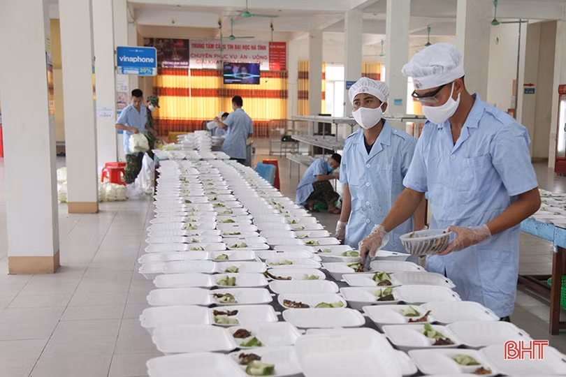 Xem chiến sỹ hậu cần quân sự Hà Tĩnh chăm chút từng món ăn cho gần 700 người cách ly