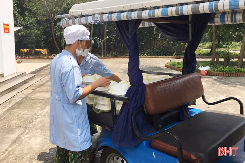 Xem chiến sỹ hậu cần quân sự Hà Tĩnh chăm chút từng món ăn cho gần 700 người cách ly
