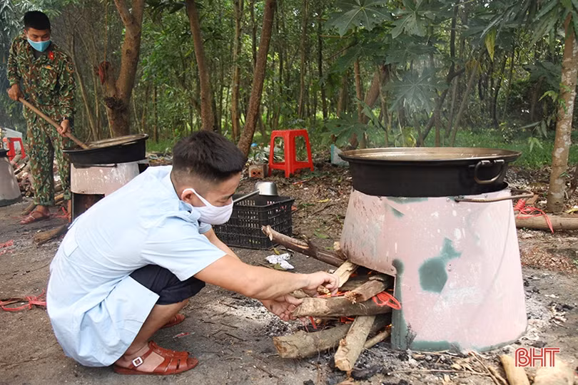 Xem chiến sỹ hậu cần quân sự Hà Tĩnh chăm chút từng món ăn cho gần 700 người cách ly