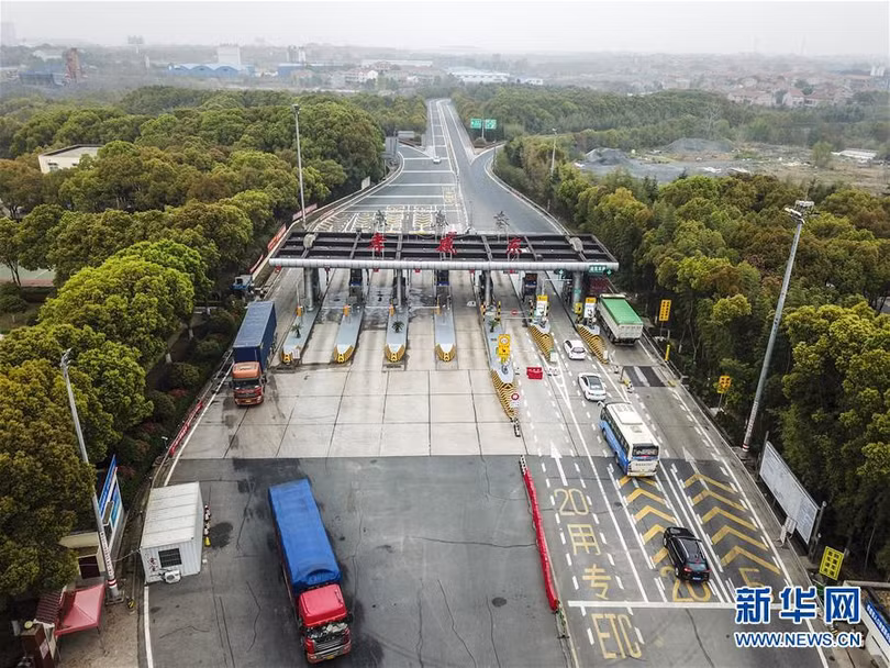 Người dân lũ lượt rời tâm dịch Hồ Bắc ngay khi hết phong tỏa