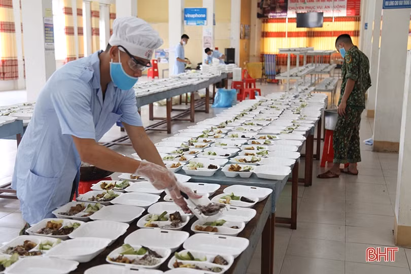 Xem chiến sỹ hậu cần quân sự Hà Tĩnh chăm chút từng món ăn cho gần 700 người cách ly