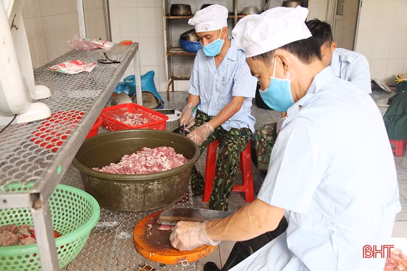 Xem chiến sỹ hậu cần quân sự Hà Tĩnh chăm chút từng món ăn cho gần 700 người cách ly