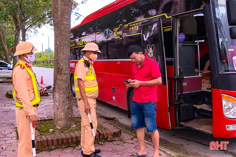 Lực lượng chức năng tăng cường kiểm tra các phương tiện xe giường nằm. bqbht_br_att4.jpg