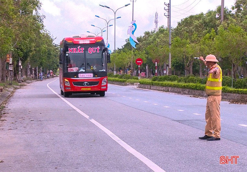Trong kỳ nghỉ lễ, công tác tuần tra, kiểm soát được triển khai trên các tuyến quốc lộ, tỉnh lộ. bqbht_br_att3.jpg