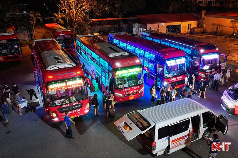 Lượng khách đi các tuyến để tham gia Lễ diễu binh, diễu hành kỷ niệm 80 năm Quốc khánh 2/9 tăng mạnh. bqbht_br_att2.jpg