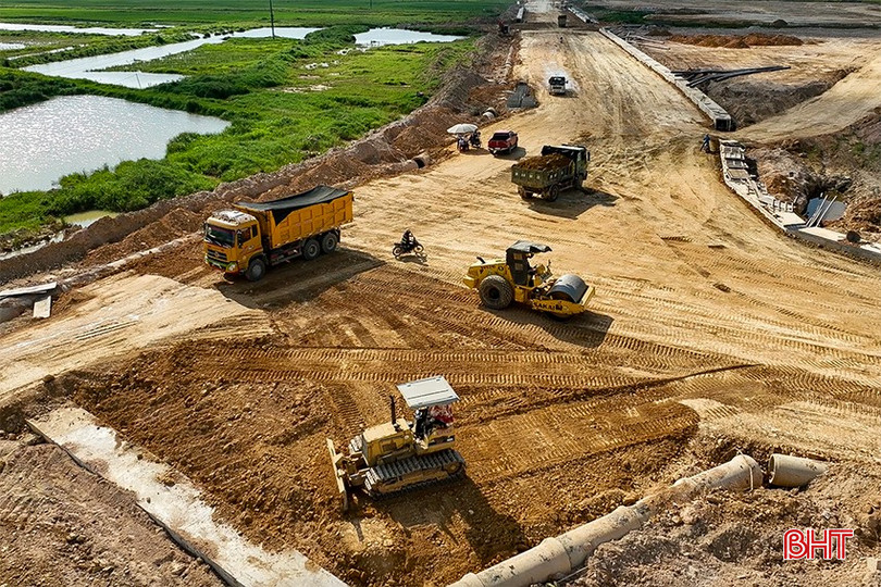 Các đơn vị thi công triển khai hạng mục đắp đất nền tại dự án VSIP. bqbht_br_kk5.jpg