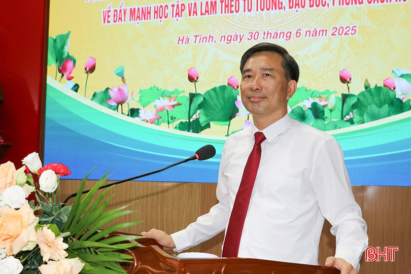 Giám đốc Sở VH-TT&DL Nguyễn Viết Trường phát biểu chỉ đạo tại hội nghị. bqbht_br_s-vh-6.jpg