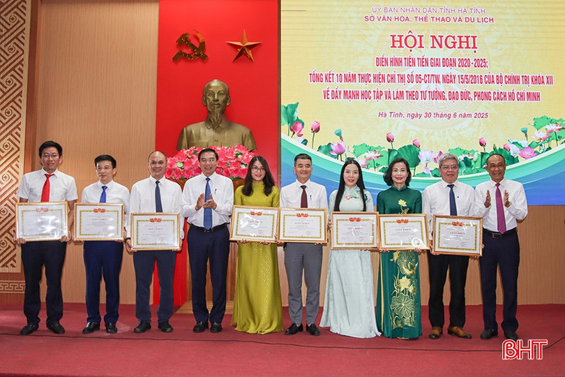 Lãnh đạo Sở VH-TT&DL trao tặng giấy khen cho các cá nhân có thành tích trong tổ chức thực hiện các phong trào thi đua yêu nước giai đoạn 2020-2025. bqbht_br_s-vh3.jpg