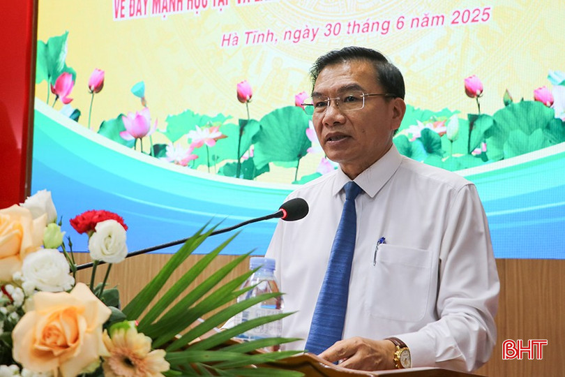 Phó Giám đốc Sở VH-TT&DL Trần Xuân Lương báo cáo tổng kết tại hội nghị. bqbht_br_s-vh-4.jpg