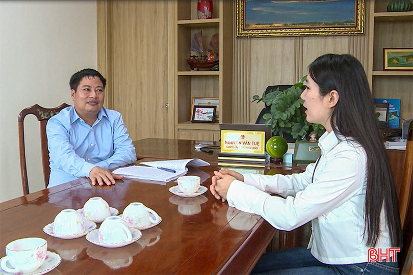 Ông Nguyễn Văn Tuệ - Phó Chủ tịch UBND xã Thiên Cầm, tỉnh Hà Tĩnh trao đổi với phóng viên Báo Hà Tĩnh. bqbht_br_thuyen-5.jpg
