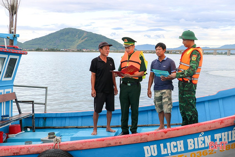 Đồn Biên phòng Thiên Cầm kiểm tra, nhắc nhở người điều khiển phương tiện. bqbht_br_thuyen-1.jpg