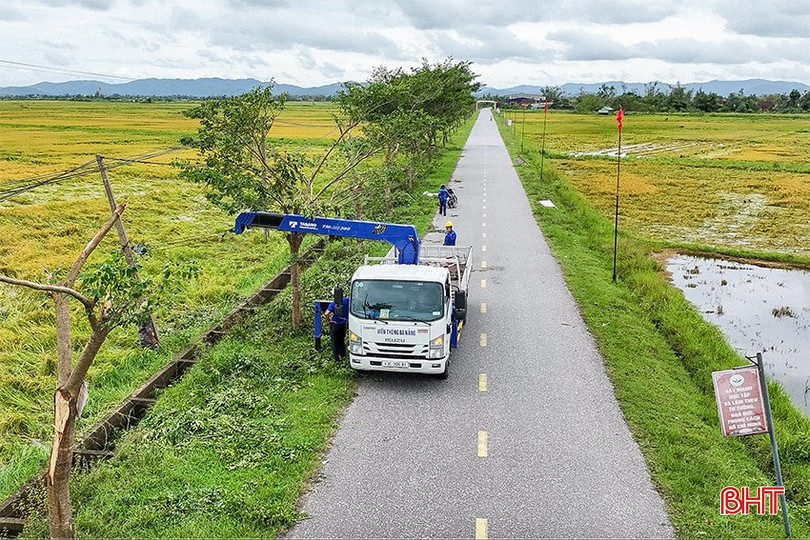 Lực lượng viễn thông Đà Nẵng cùng các phương tiện chuyên dụng khắc phục sự cố viễn thông qua địa bàn xã Cẩm Bình. bqbht_br_vnp2.jpg