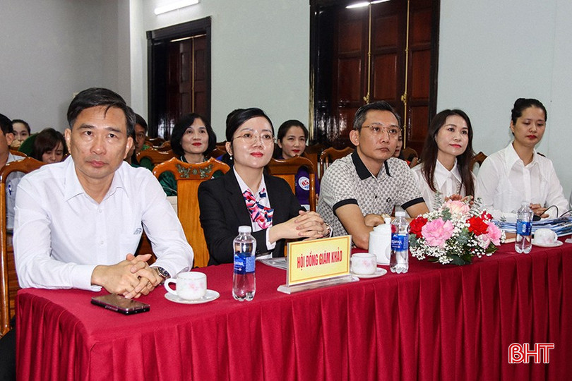 The jury watched the contestants' performance. bqbht_br_hoa2.jpg