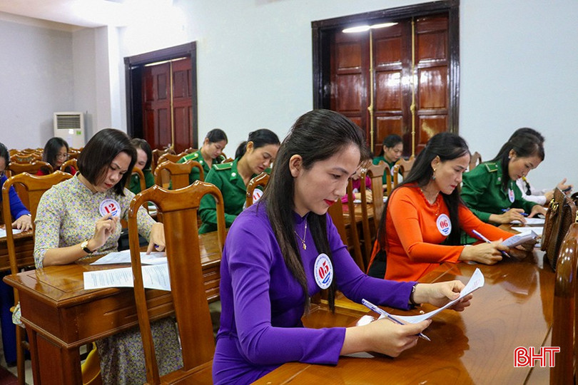 Candidates take a theoretical test on tour guide skills at the site. bqbht_br_hao-4.jpg