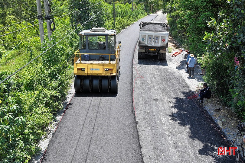 Dự án đường giao thông bảo vệ an ninh biên giới, kết hợp bảo vệ phát triển thác Vũ Môn và phát triển vùng, huyện Hương Khê (giai đoạn 1) được tập trung thi công. Dự án đường giao thông bảo vệ an ninh biên giới, kết hợp bảo vệ phát triển thác Vũ Môn và phát triển vùng, huyện Hương Khê (giai đoạn 1) được tập trung thi công.
