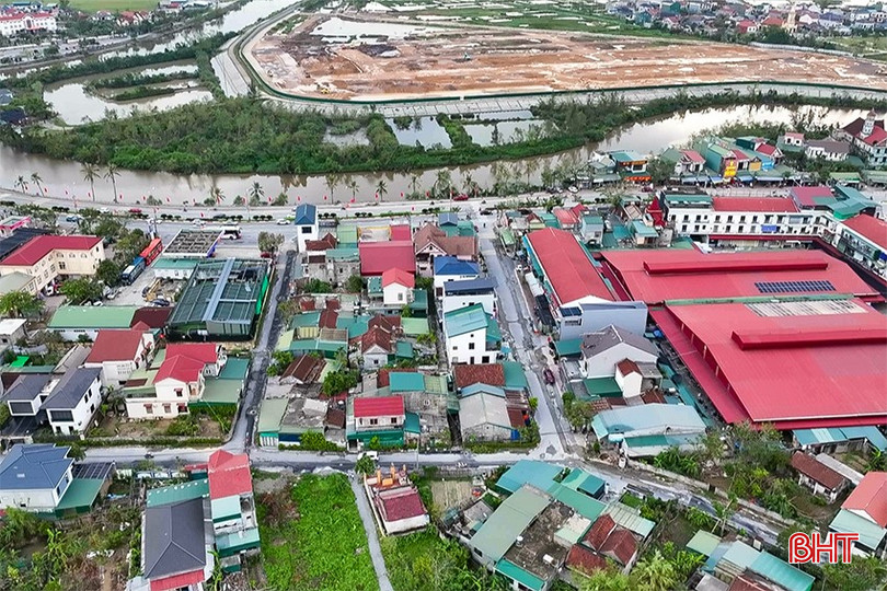 Khung cảnh nham nhở tại các tuyến đường thi công ống thoát nước nhưng chưa kịp thời hoàn trả tại Tiểu dự án cải thiện cơ sở hạ tầng đô thị Thạch Hà. bqbht_br_th3.jpg