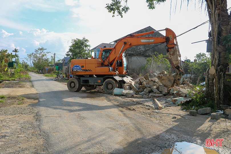Công ty cổ phần Xây dựng công trình Anh Đào đang tiến hành bóc phong hoá mặt đường tại tuyến đường Sông Cày. bqbht_br_th11.jpg