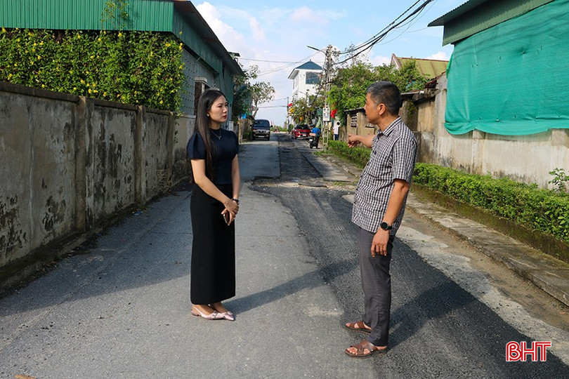 Ông Nguyễn Xuân Hiếu – đại diện Ban Quản lý Dự án Đầu tư xây dựng công trình dân dụng và Hạ tầng khu vực tỉnh Hà Tĩnh trao đổi với phóng viên Báo Hà Tĩnh. bqbht_br_th10.jpg
