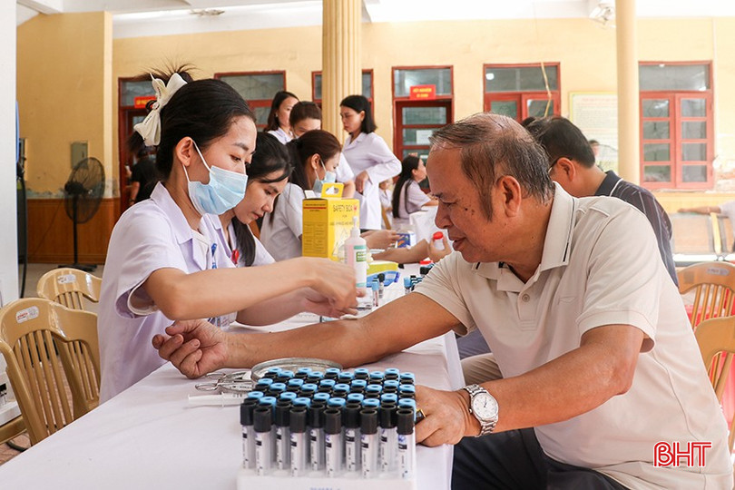 Các cán bộ được lấy máu xét nghiệm... bqbht_br_k6.jpg