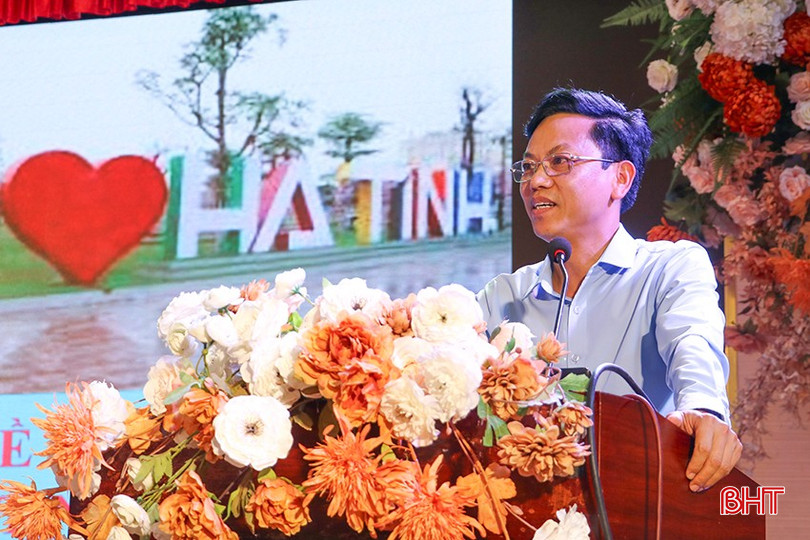 លោក Tran Dinh Hung - អនុប្រធាននាយកដ្ឋានវិទ្យាសាស្ត្រ វប្បធម៌ និងសិល្បៈ ឃោសនាការ និងចលនាមហាជននៃគណៈកម្មាធិការបក្សខេត្ត Ha Tinh បានពិភាក្សាអំពីបញ្ហាពាក់ព័ន្ធនៅក្នុងសន្និសីទនេះ។ bqbht_br_gd6.jpg