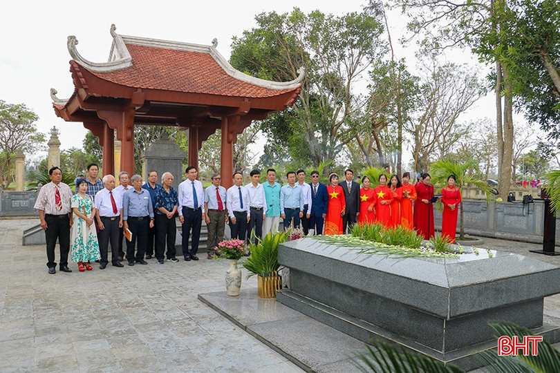Delegates offered incense and flowers at the tomb of the great poet Nguyen Du. bqbht_br_nd1.jpg