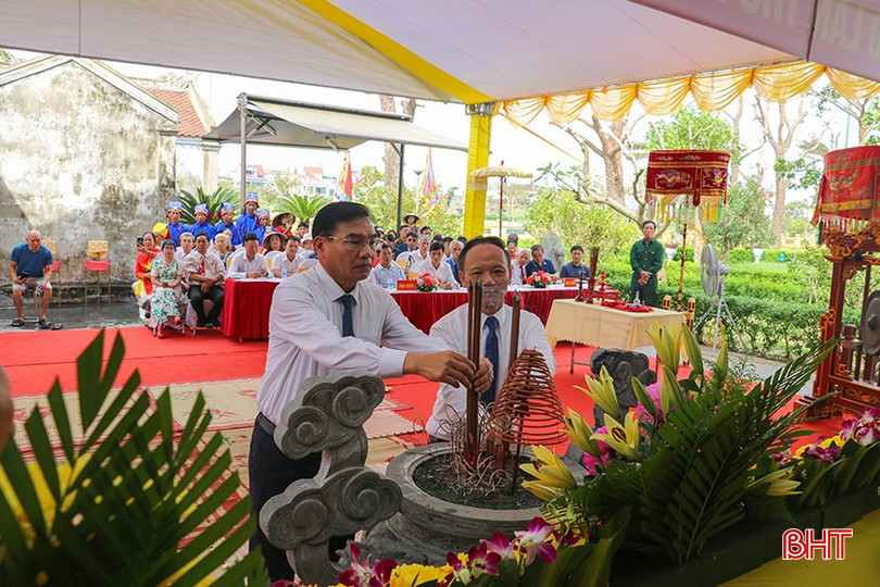Leaders of the Department of Culture, Sports and Tourism of Ha Tinh burned incense before conducting the ceremony. bqbht_br_nd7.jpg