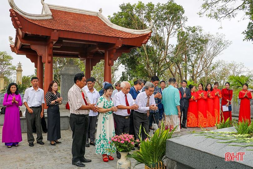 Descendants of the Nguyen Tien Dien family respectfully burn incense at the tomb of the great poet Nguyen Du. bqbht_br_nd3.jpg
