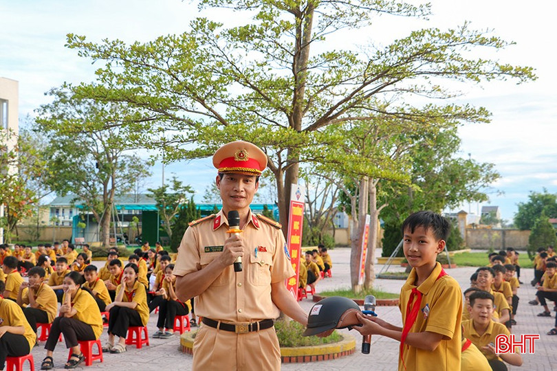 Học sinh hào hứng trao đổi, chia sẻ các kiến thức về việc tham gia giao thông. bqbht_br_truong-5.jpg