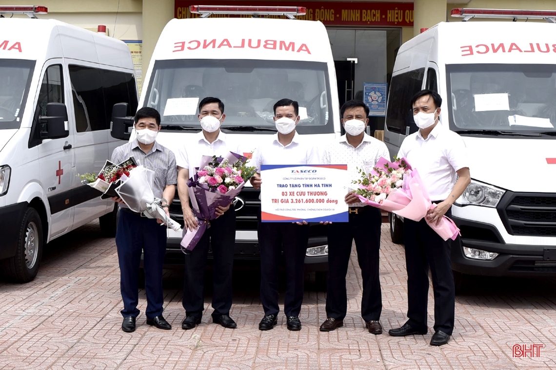 Hà Tĩnh tiếp nhận 3 xe cứu thương do Công ty Cổ phần Tập đoàn Taseco tài trợ