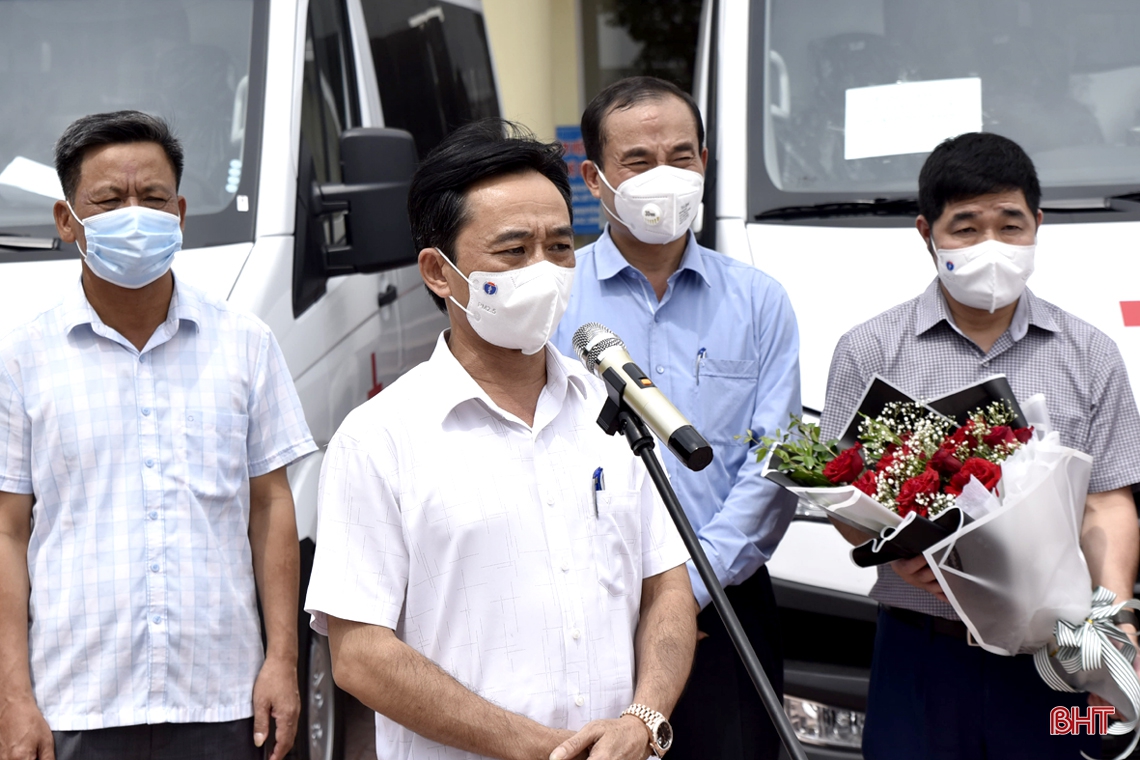 Hà Tĩnh tiếp nhận 3 xe cứu thương do Công ty Cổ phần Tập đoàn Taseco tài trợ